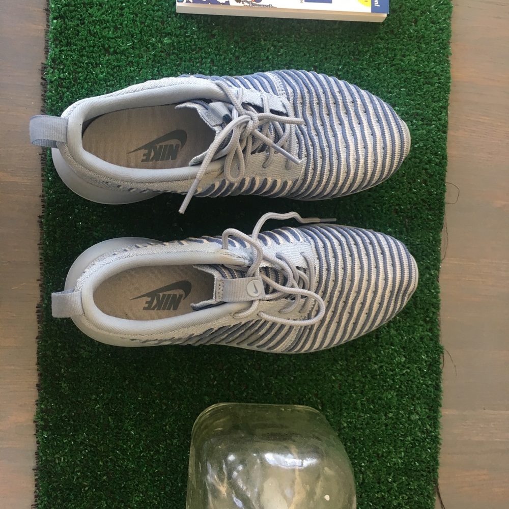 Nike - light weight running shoes - Picture 3 of 3